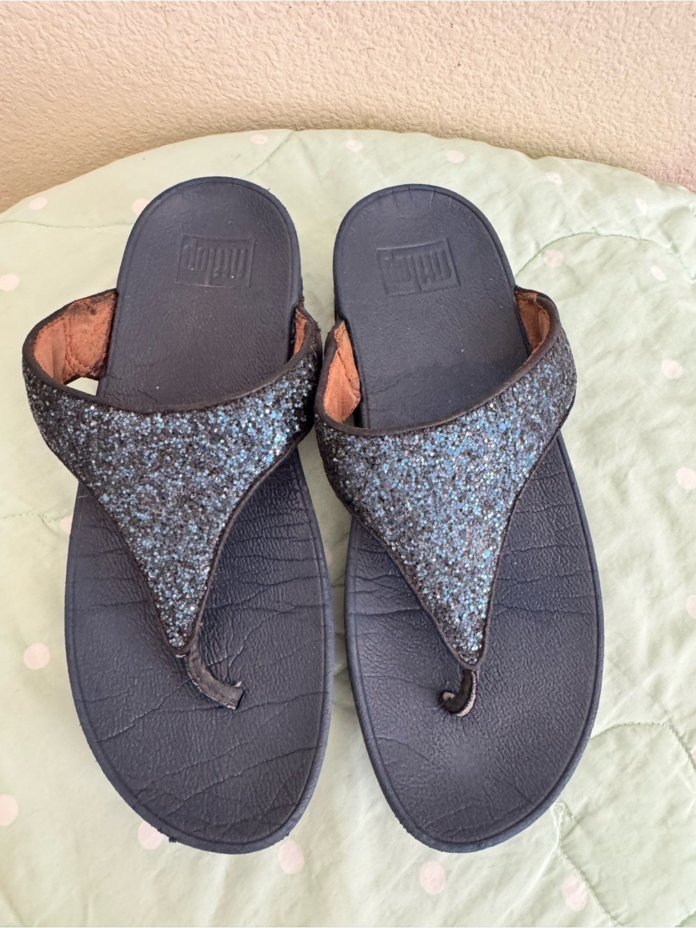 FitFlop Lulu Glitter Toe-Post sandals in a navy mix color size 7